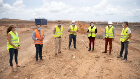 img/b/R29vZ2xl/AVvXsEjECLJ4G7-C-l1eEIxtg2A2bxnqskDPBvA1iNNwtiVUIXDNeqKonH-NwUHNaQAcMZFC3fmJcP_Uh4BrXkTDMguAW0iq8V5CiDYlfsMjFuXTl0vsBUwlCq1jsZ_ANxZpl-56eumjTZ5yQsR8/s640/Cabildo_comienza_las_obras_para_asegurar_el_suministro_de_agua_del_sur_de_Fuerteventura__2.jpeg