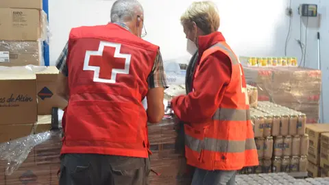img/b/R29vZ2xl/AVvXsEgFDwb0QOgPuY2chfExv_Lnfy29CXAQxQOZBF3xPuBzHzXxPjNqCYVgUGA_-3ctqJ1EoV-IwO6xOcWkGOmEeBAlR3L9zhIJ1eDFZLhsJFzNQSqSxYgfcEGEVgYwNLXQO_POFcz9fZEm_4pk/w640-h426/Cruz_Roja_entrega_alimentos_en_Fuerteventura.JPG