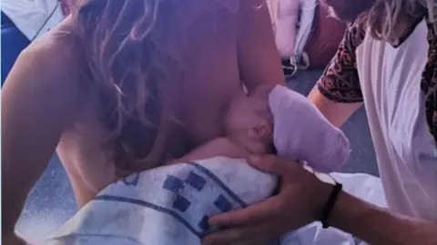 img/a/AVvXsEjfA1t-r_2b_RbHFYnFcSJvpKMH0u1JbTGds0-1KMdchUP7oIhzGmBgMnWLdInH8hAaGnl2JAO_d00XUpASVfnFyGe3wXXvrbJVNZVO9zslKkF9FrOYqrNpiuTMz728-pB0VjbiBoXc0kNdaWQw3kfHBk4TGKSnVUo_UbatduSFe2RU4pNI0AjXlCC4bw=w434-h640