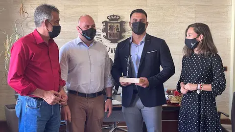 img/a/AVvXsEjzqlYMvJgQXNFOz4Pt7tRGJD9laClvWxz8X1s5E5gVicdpjIJlOIsgvE3bPfSihSFn1NwSeha4NXE0gDcN2JyyuiFco0-PxoyRtX7-gzHKIsoXlnpbNDgmj0q9Vak_kx5fYUi3pngjGhga4mb7eCBFgJvVEk9nKx7pQv1ozbti35F17fPGCorCglX5kQ=w640-h480