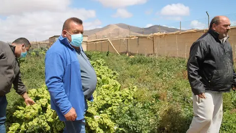 img/b/R29vZ2xl/AVvXsEiRhcfxCO9GXDUnnlgJyaBBxOtvoS7XMNsqP-j6KAoGS4HxAxbidw6uDLXU7EKGz4_okhtNKW8VAZuJ4SOyRPbAOZOaA_ITcZk7hL8qlIF4nDjJdO8aDojJpOzqOQmni6V7u6PtK1ew1nS7B6owIhpETH-bbvhY0HDNoZOXUVySY-2bdVWnqN3Rqhh3zQ/w640-h426/Alcalde_y_concejal_visitan_los_cultivos_de_El_Gallego_(3).JPG